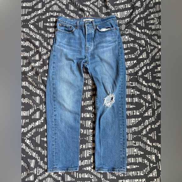 Women’s Levi’s Wedgie Straight Distressed Jeans - Picture 3 of 9